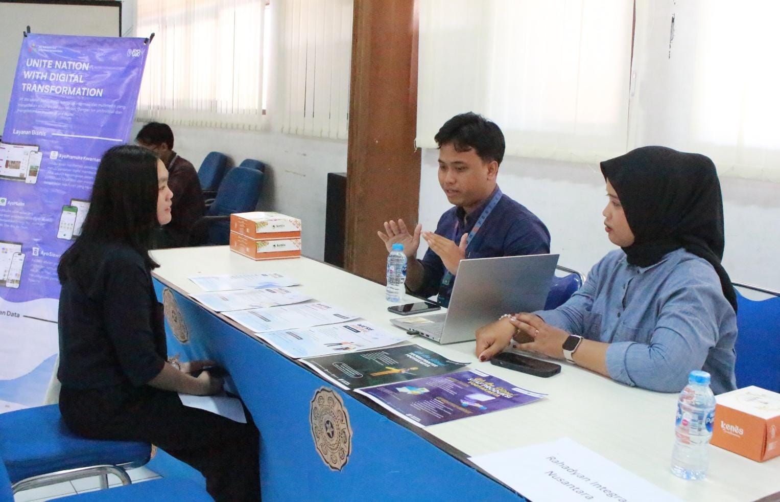 Peserta bursa kerja Universitas Proklamasi 45 Jogja mendiskusikan peluang karir, dan mempresentasikan potensi mereka dalam lingkungan profesional pada Kamis (24/10/2024).  (GUNAWAN/Radar Jogja)
