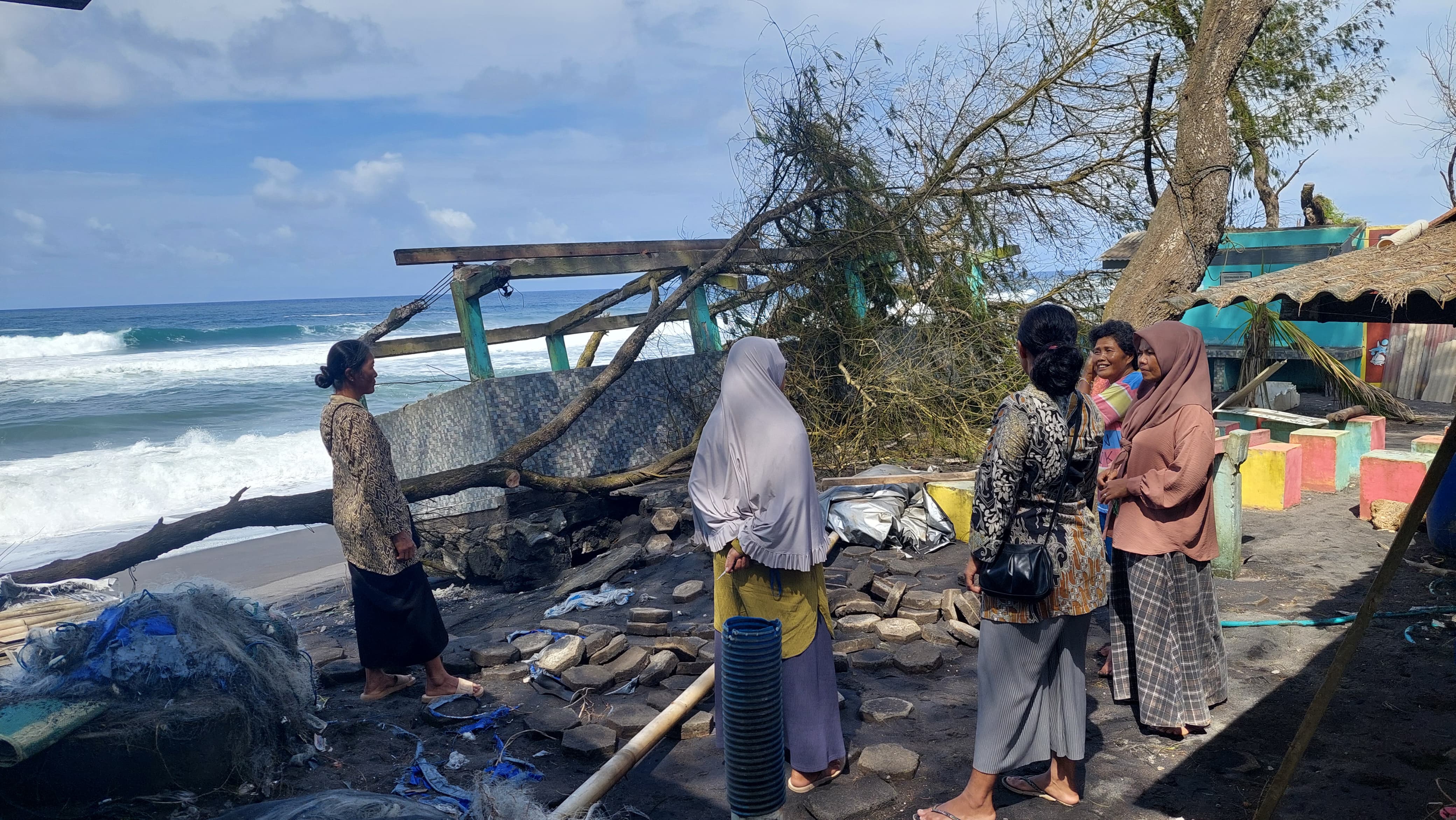 RUSAK: Bangunan penangkaran tukik rusak akibat abrasi.&nbsp;
