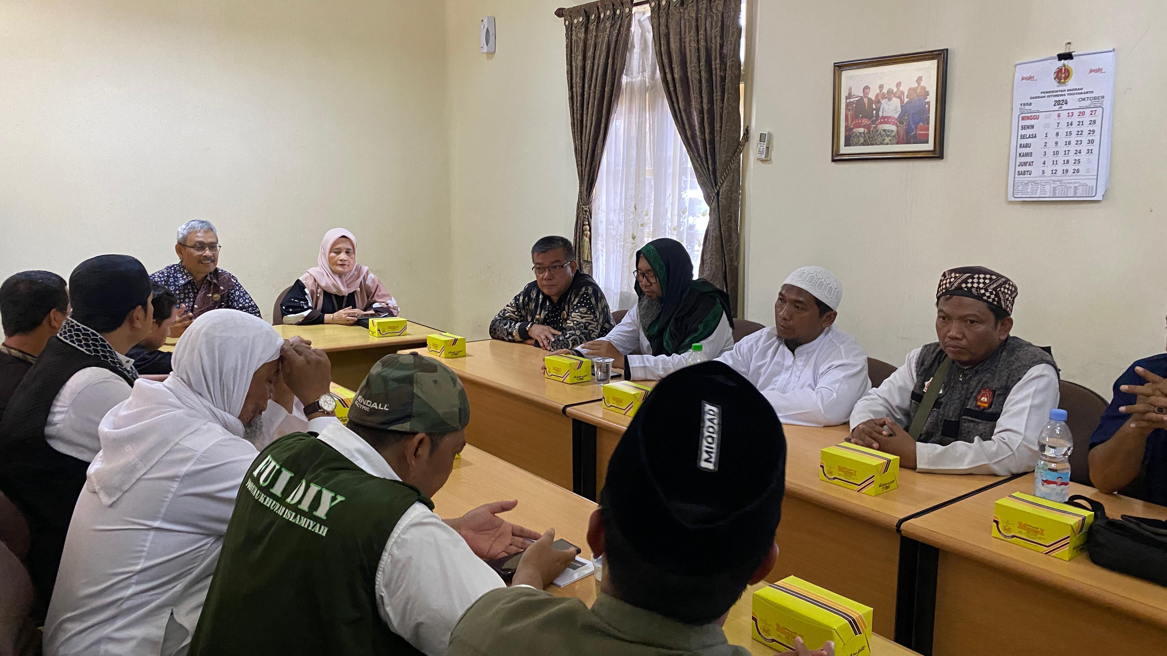 Penyerahan surat pengajuan audiensi dengan HB X dari perwakilan FUI Yogyakarta.  (AGUNG DWI PRAKOSO / RADAR JOGJA)