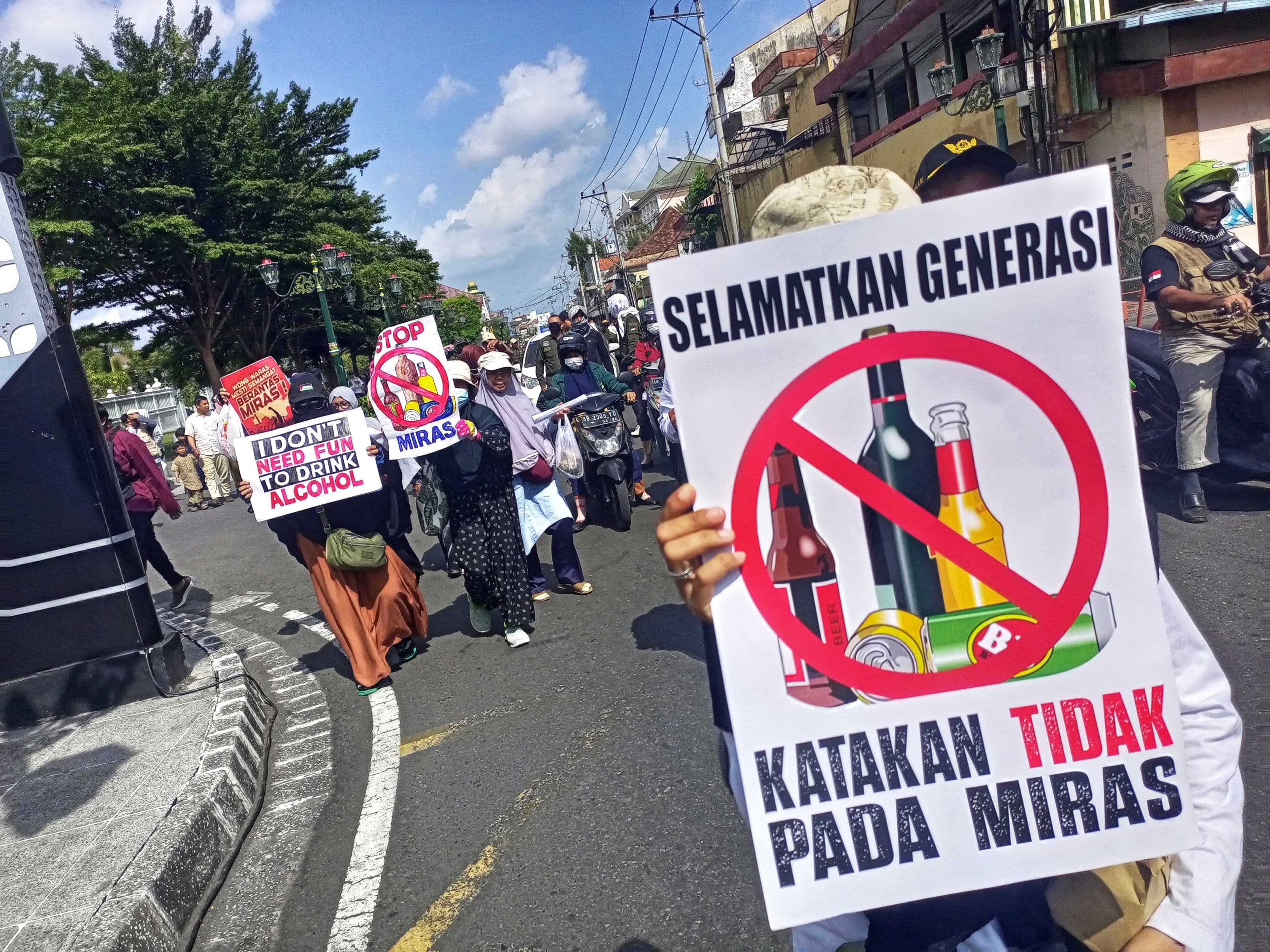 Forum Ukhuwah Islamiyyah (FUI) DIY menggelar aksi menolak peredaran minuman keras di depan Kantor Gubernur DIY, Kepatihan, Jogja, Jumat (25/10/2024).   (Guntur Aga/Radar Jogja)