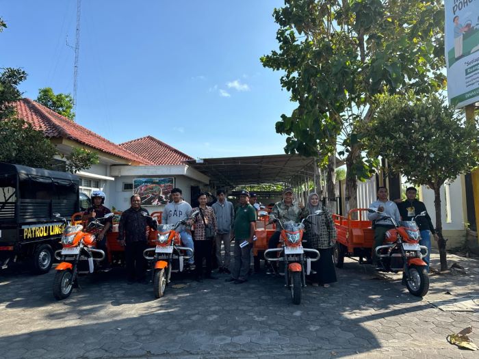 Pemberian kendaraan roda tiga untuk KPSM di Srimartani untuk menunjang pengentasan sampah yang lebih baik di tingkat terkecil masyarakat.