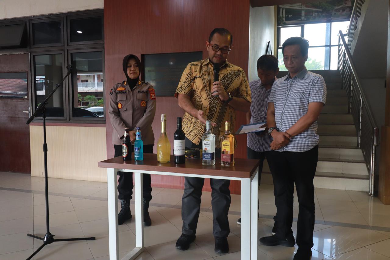BUKAN TIPIRING: Dirreskrimsus Polda DIY Kombes Pol Idham Mahdi menunjukkan beberapa barang bukti minuman beralkohol yang disita polisi di Mapolda DIY, Jumat (25/10).