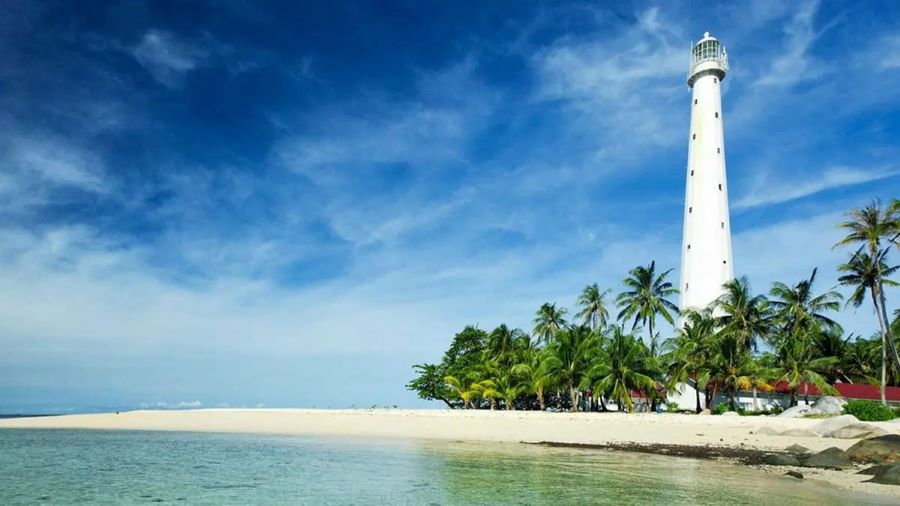Pesona mercusuar pantai pandansari.