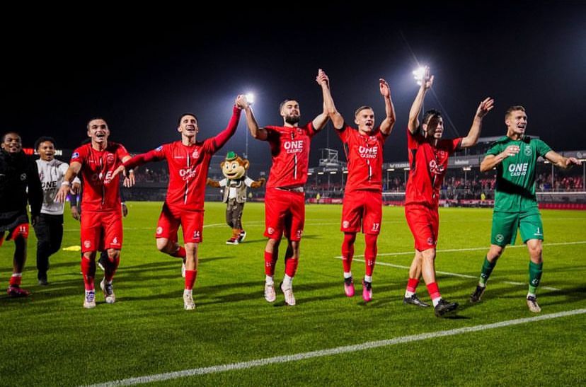 Thom haye dan rekan rekan ber selebrasi setelah memenangkan pertandingan melawan NEC.