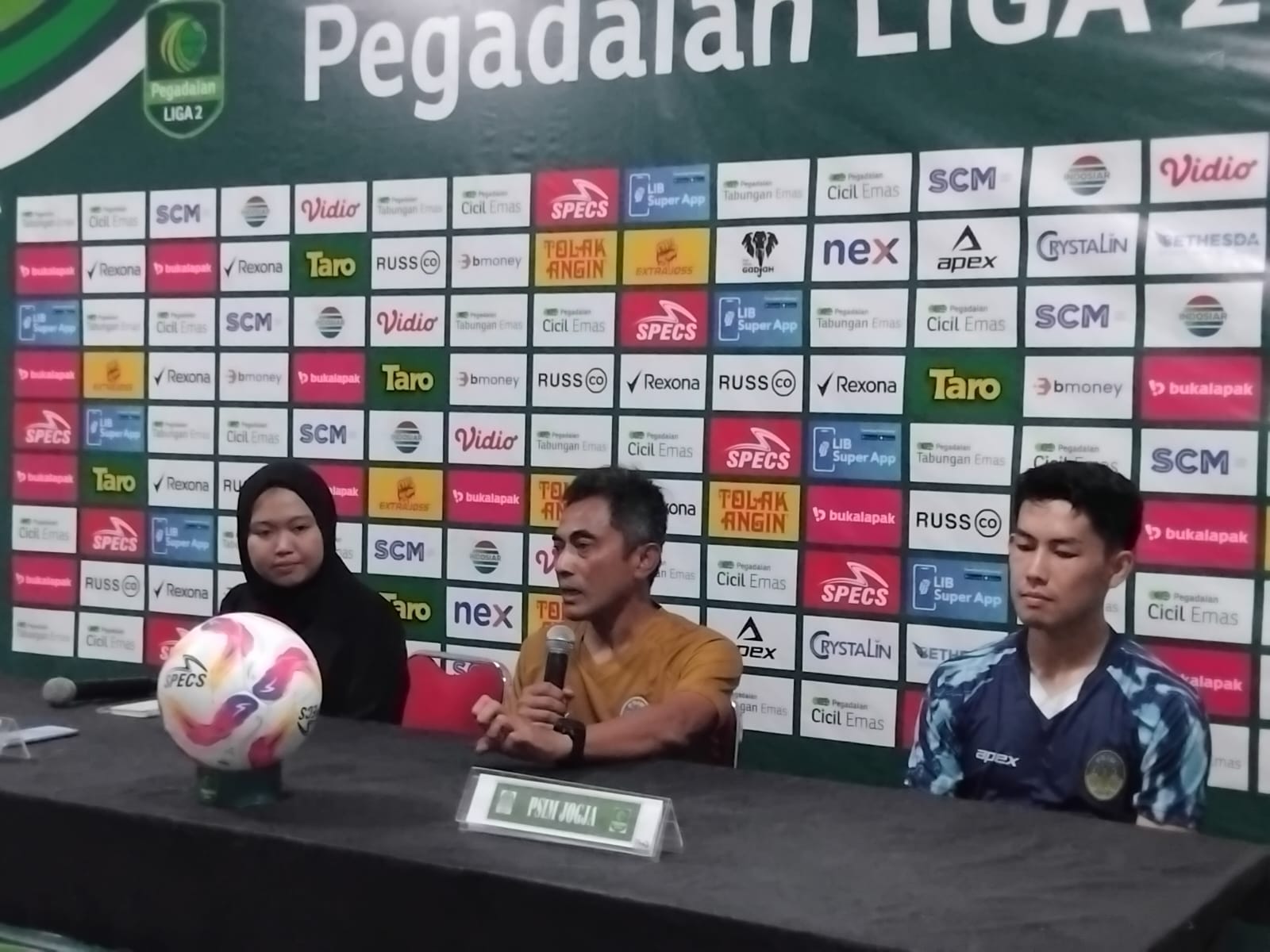 Keterangan, Pelatih kepala PSIM Jogja Seto Nurdiyantoro dan Bek asing PSIM Jogja Yusaku Yamadera saat jumpa pers di Stadion Mandala Krida.