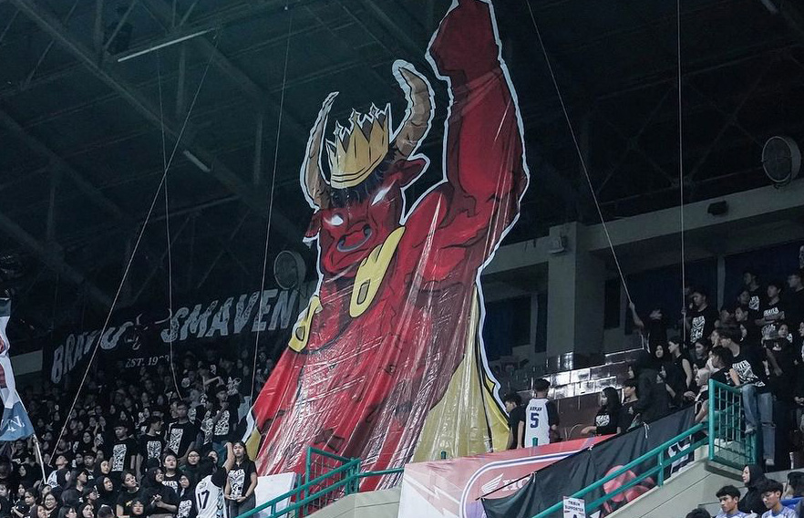 TOTAL: Suporter dari SMAN 7 Jogja tampil all out mengangkat tema Banteng Merah, dalam ajang Honda DBL with Kopi Good Day 2024 D.I. Jogjakarta di GOR UNY, Sabtu (26/10).