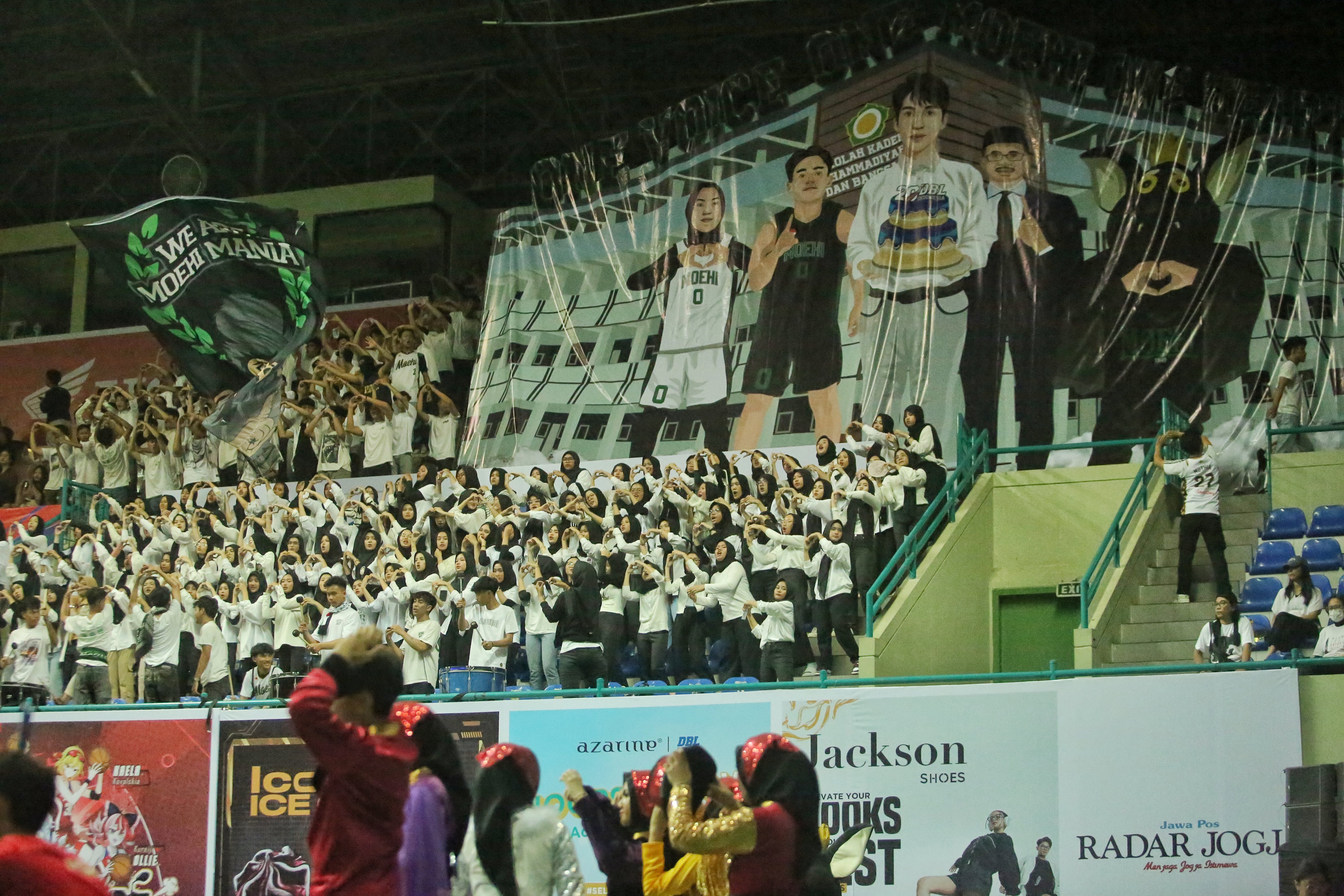 RAMAI: Suporter SMA Muhammadiyah 1 Yogyakarta (Moehi) menampilkan koreografi apik saat timnya menghadapi SMA Stella Duce 1 Yogyakarta (Stece) di GOR UNY, Sabtu (26/10).