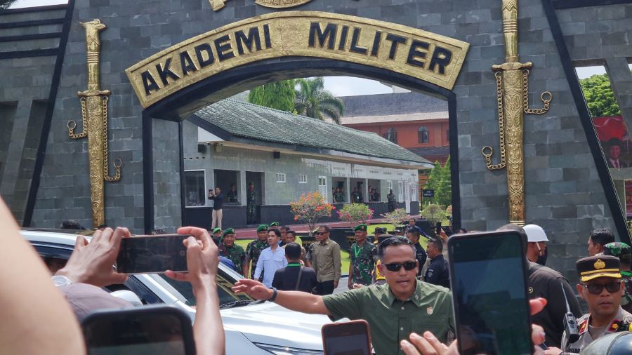 LEBIH AWAL: Wakil Presiden Gibran Rakabuming Raka mulai meninggalkan Akmil Magelang. Dia menyapa warga dan membagikan buku tulis hingga susu kotak.