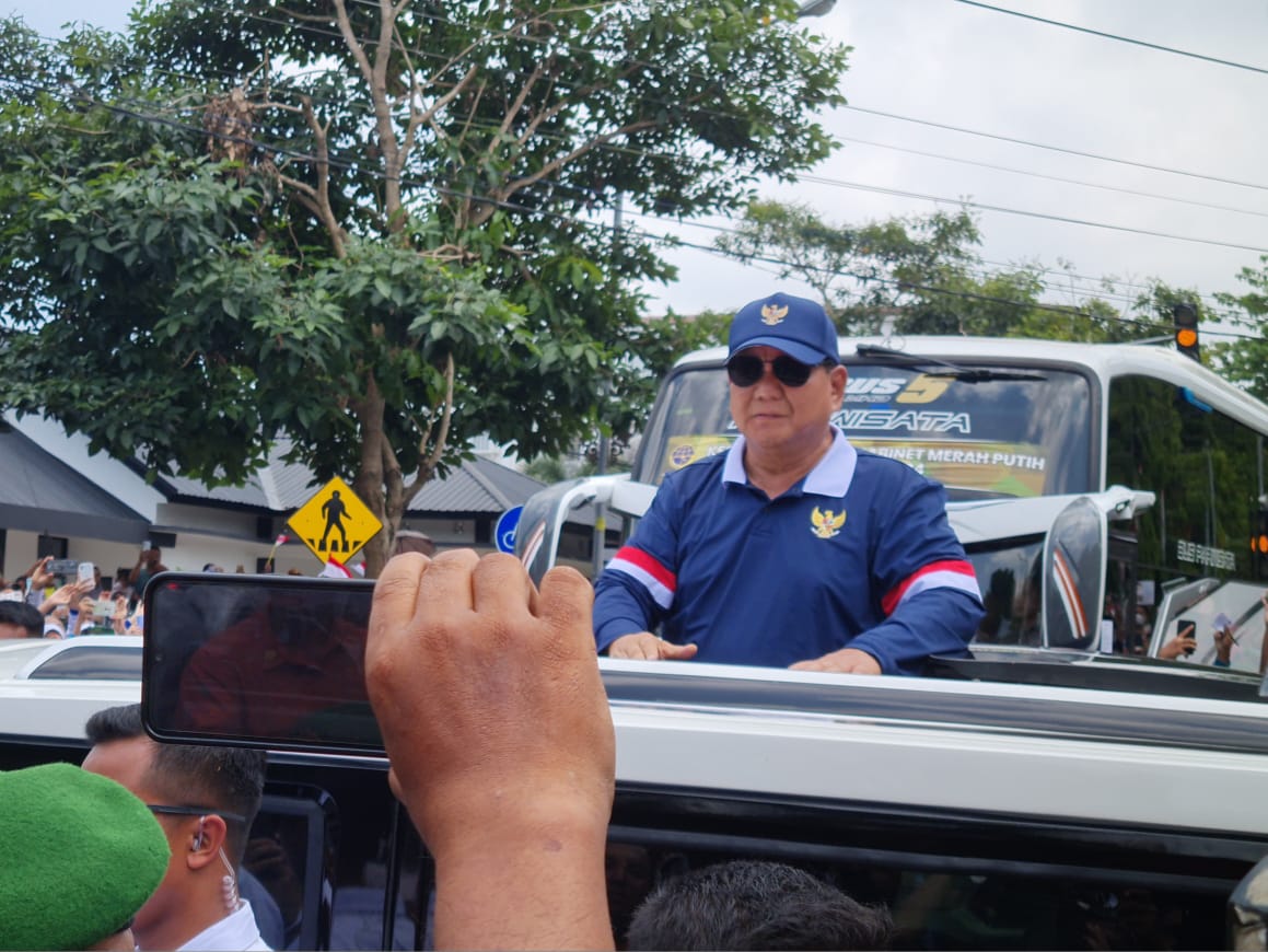 SAPA WARGA: Presiden Prabowo Subianto menyapa warga usai keluar dari gerbang utama Akmil Magelang, Minggu (27/10/2024).
