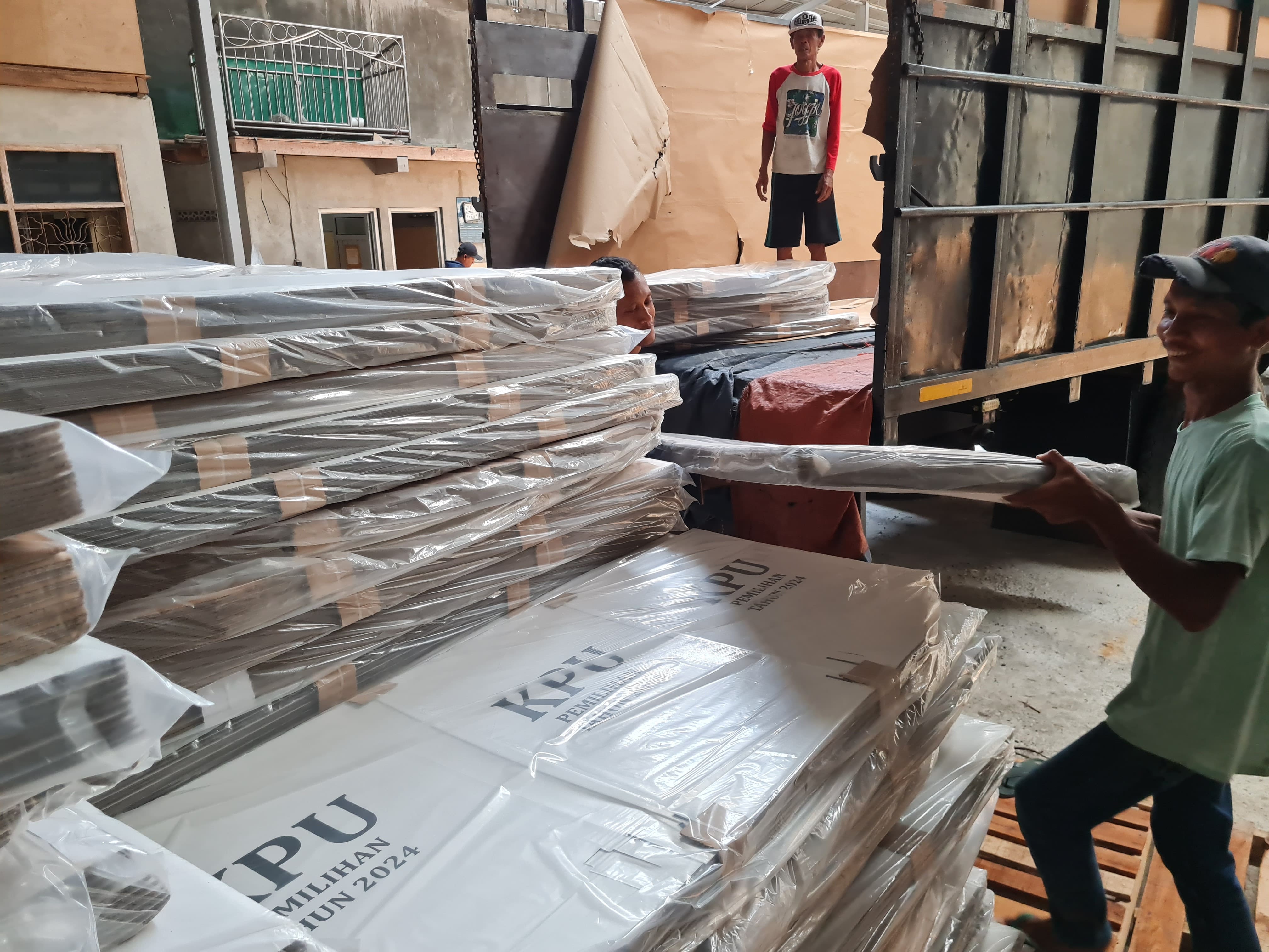 &nbsp;  TATA LOGISTIK: Ribuan bilik suara untuk Pilkada Kabupaten Magelang telah tiba di gudang Muntilan.  &nbsp;