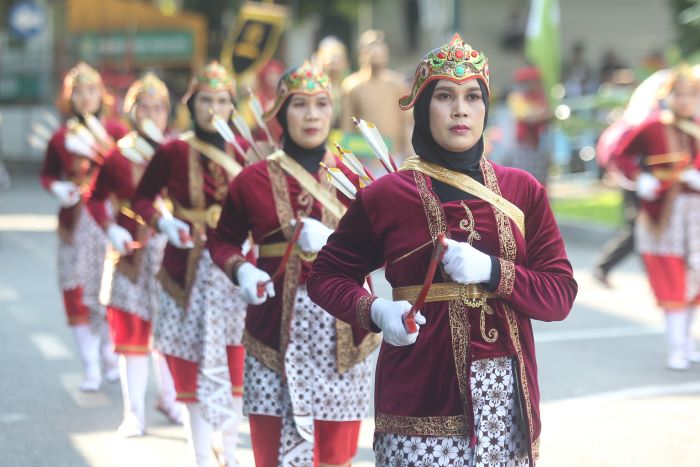 Peserta mengikuti Festival Bregada Rakyat DIY 2024 di Balaikota Timoho, Kota Jogja, kemarin (27/10). Diikuti 1.500 pelaku seni keprajuritan rakyat dari 30 kelompok bregada atau prajurit se-DIY