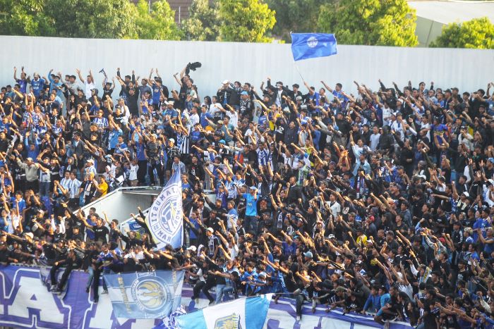 Suporter saat meyaksikan pertandingan PSIM Jogja melawan Persekat Tegal di Stadion Mandala Krida Minggu (27/10/2024).
