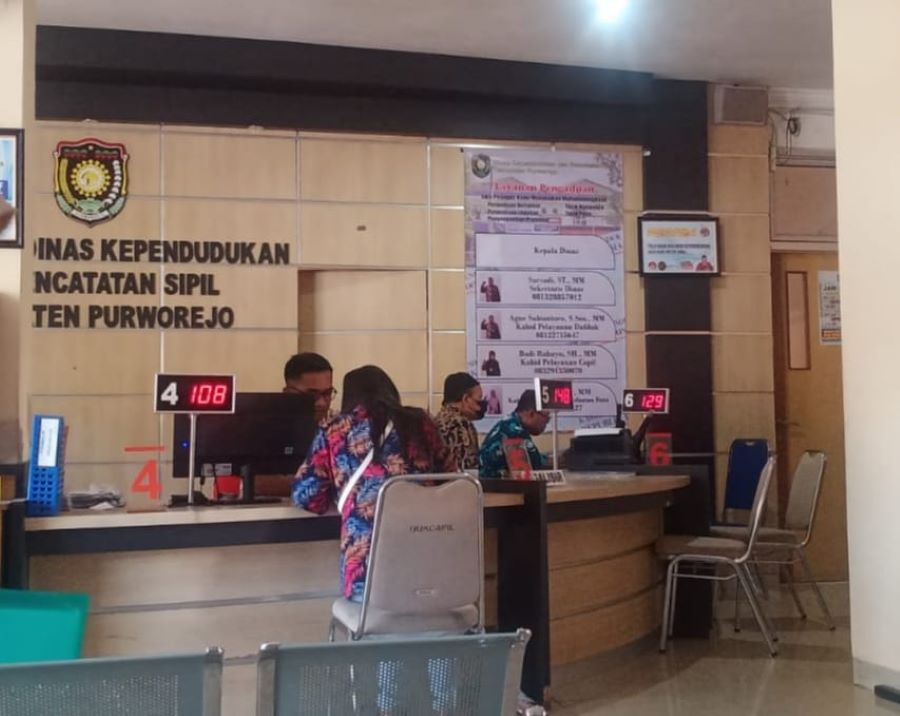 Pelayanan adminduk di Disdukcapil Purworejo beberapa waktu lalu.