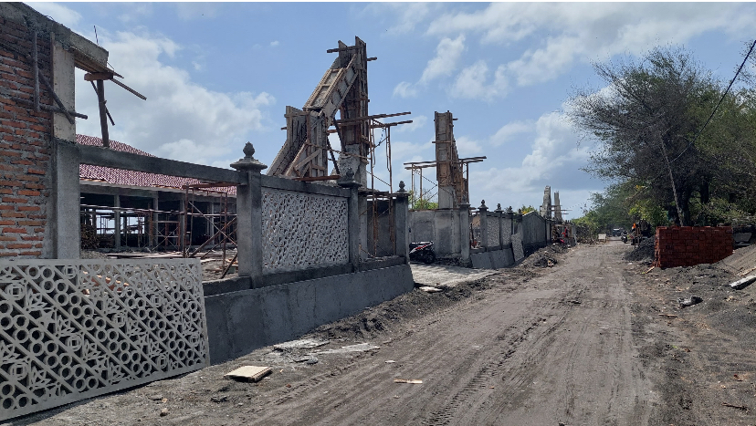 PEMBANGUNAN: Pekerja proyek sedang melakukan pekerjaan di TPI Trisik.