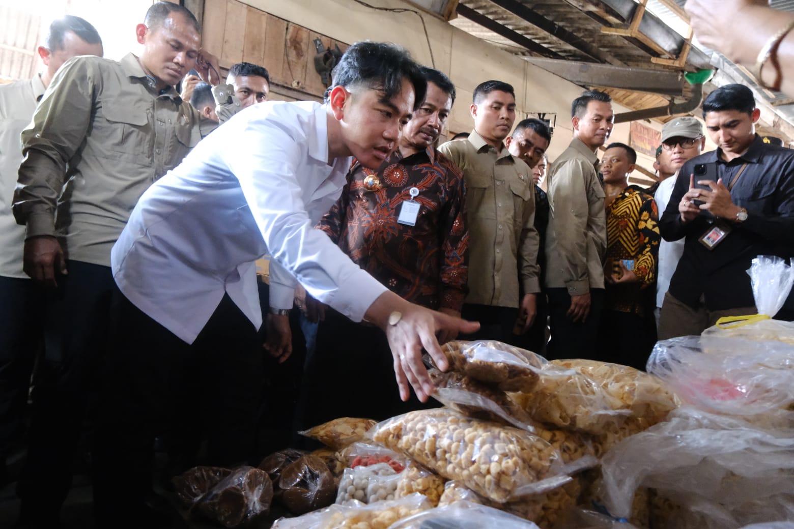 BLUSUKAN: Wapres Gibran Rakabuming Raka berkunjung ke Pasar Gotong Royong usai pembekalan, Minggu (27/10/2024).