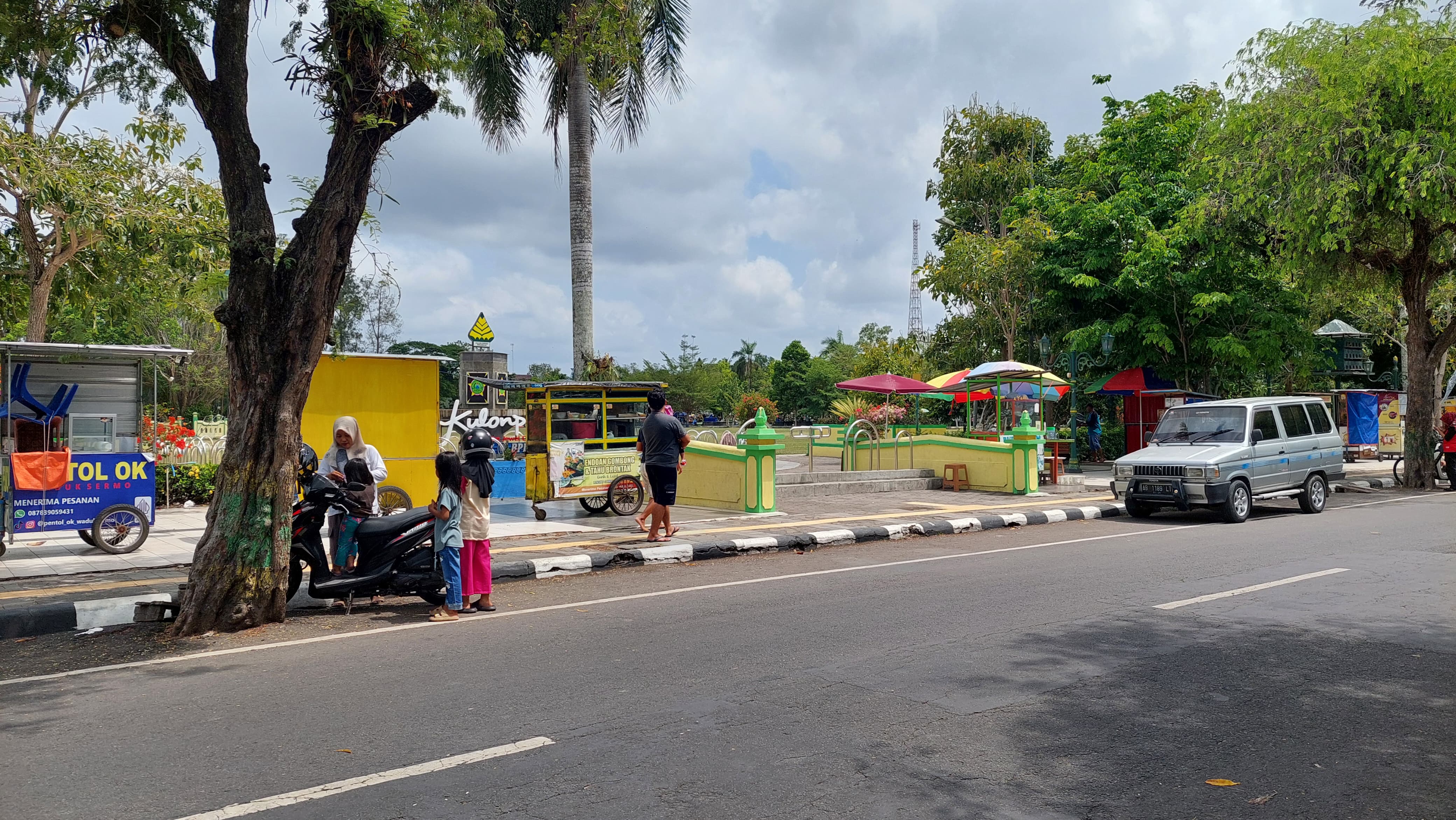 AKTIVITAS: Pedagang dan pengunjung Alu-Alun Wates menikmati suasana di sekitar mereka.