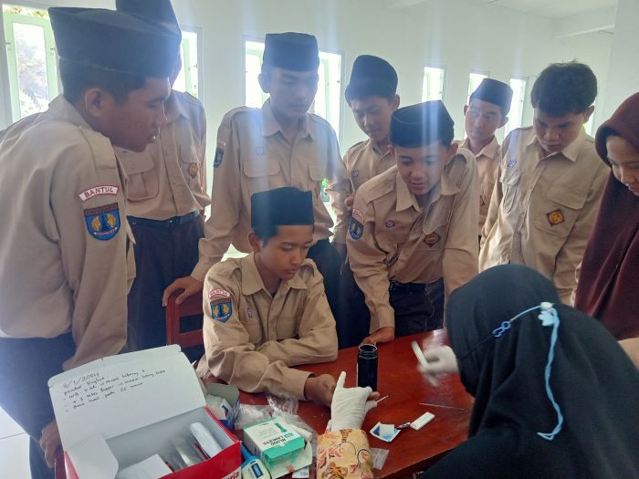 SKRINING: Pengambilan sampel darah dilakukan oleh petugas Puskesmas Sanden kepada siswa Madamusba pada Jumat (25/10/2024).
