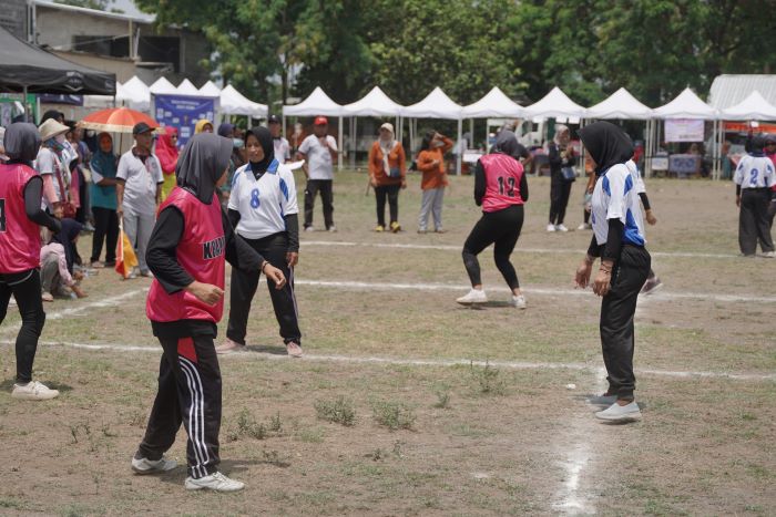 SPORTIF: Ibu-ibu di Kalurahan Triharjo saat mengikuti lomba gobak sodor untuk memperingati HUT ke-76 Kalurahan Triharjo Minggu (27/10/2024).