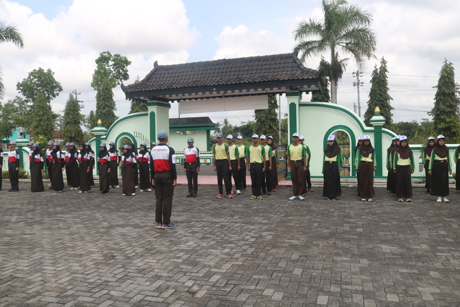 Para anggota Paskibra SMA N 6 Purworejo saat melakukan agenda napak tilas pahlawan, Sabtu (26/10).