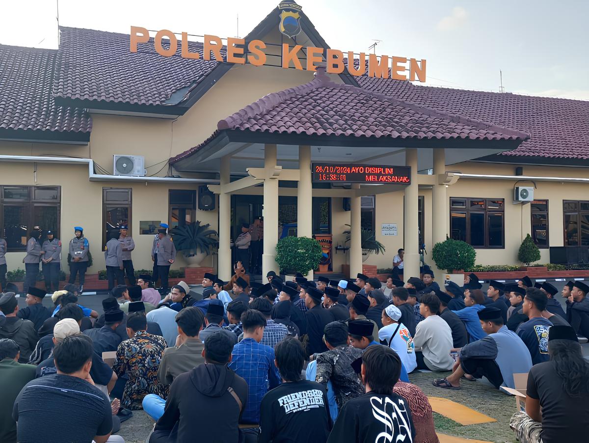 NYATAKAN SIKAP : Ratusan santri dan alumni Pesantren Al Kahfi, Somalangu mendatangi Polres Kebumen. Mereka meminta polisi mengusut tuntas dugaan kasus pencemaran nama baik pengasuh pesantrennya.