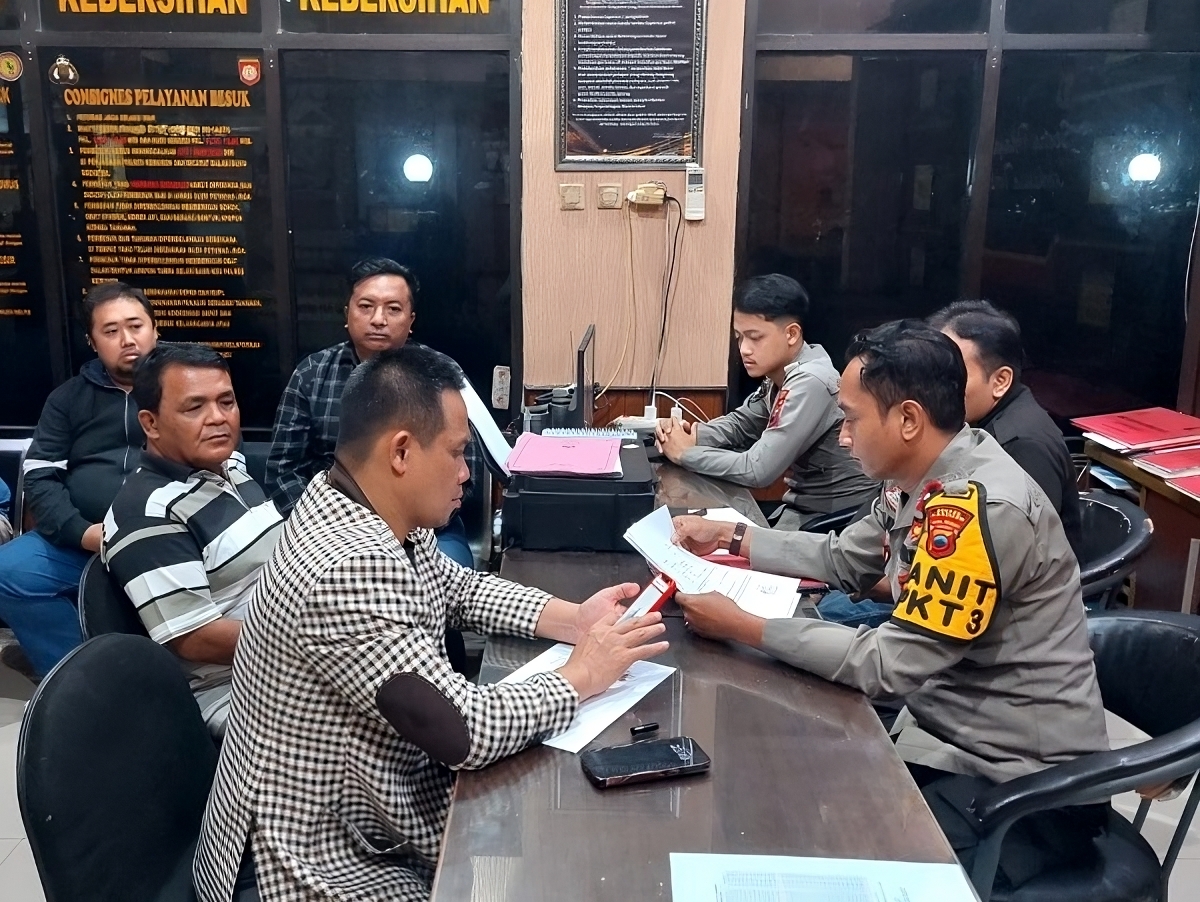 PROSES HUKUM : Calon bupati (Cabup) Kebumen Arif Sugiyanto mendatangi Polres Kebumen untuk melaporkan pembuat konten berita atas dugaan pencemaran nama baik.