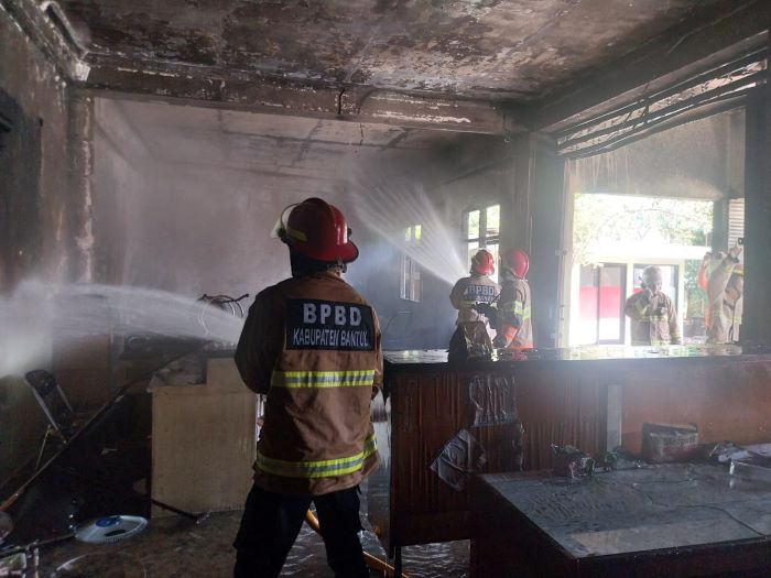 EVAKUASI: Petugas pemadam kebakaran saat memadamkan api yang menghanguskan kantor PT Citra Adi Lancar Minggu (27/10/2024).