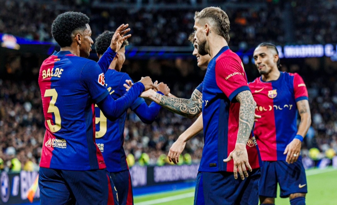 Penggawa Barcelona rayakan gol ke gawang Real Madrid dalam derbi El Clasico