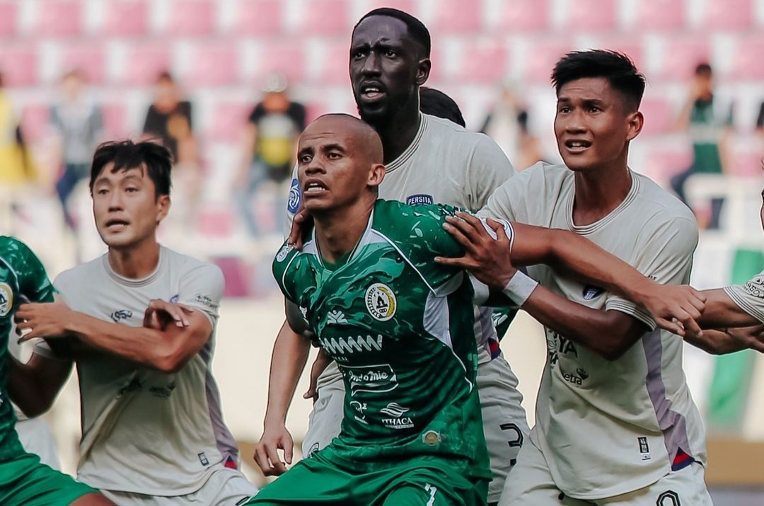 SENGIT - Persaingan antara pemain PSS Sleman (hijau) dan pemain Persita (putih) dalam lanjutan BRI Liga 1 (ig pssleman)