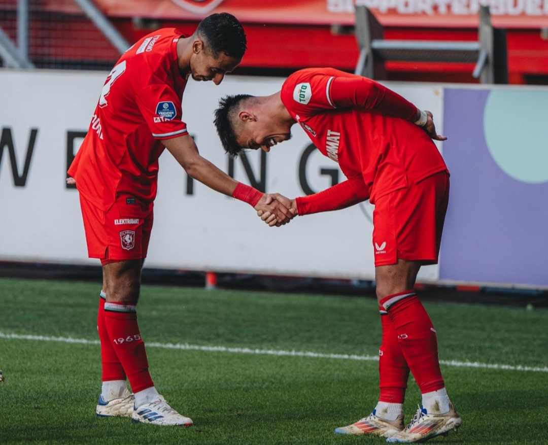 Selebrasi Mees Hilgers dengan berterimakasih kepada Michel Vlap atas umpan yang diberikan saat dia mencetak gol
