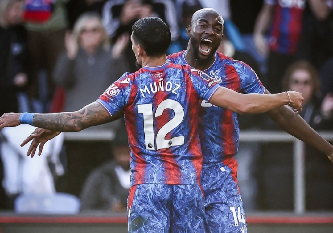 Selebrasi pemain Crystal Palace, Daniel Munoz dan Jean Philippe Mateta usai jebol gawang Tottenham Hotspurs