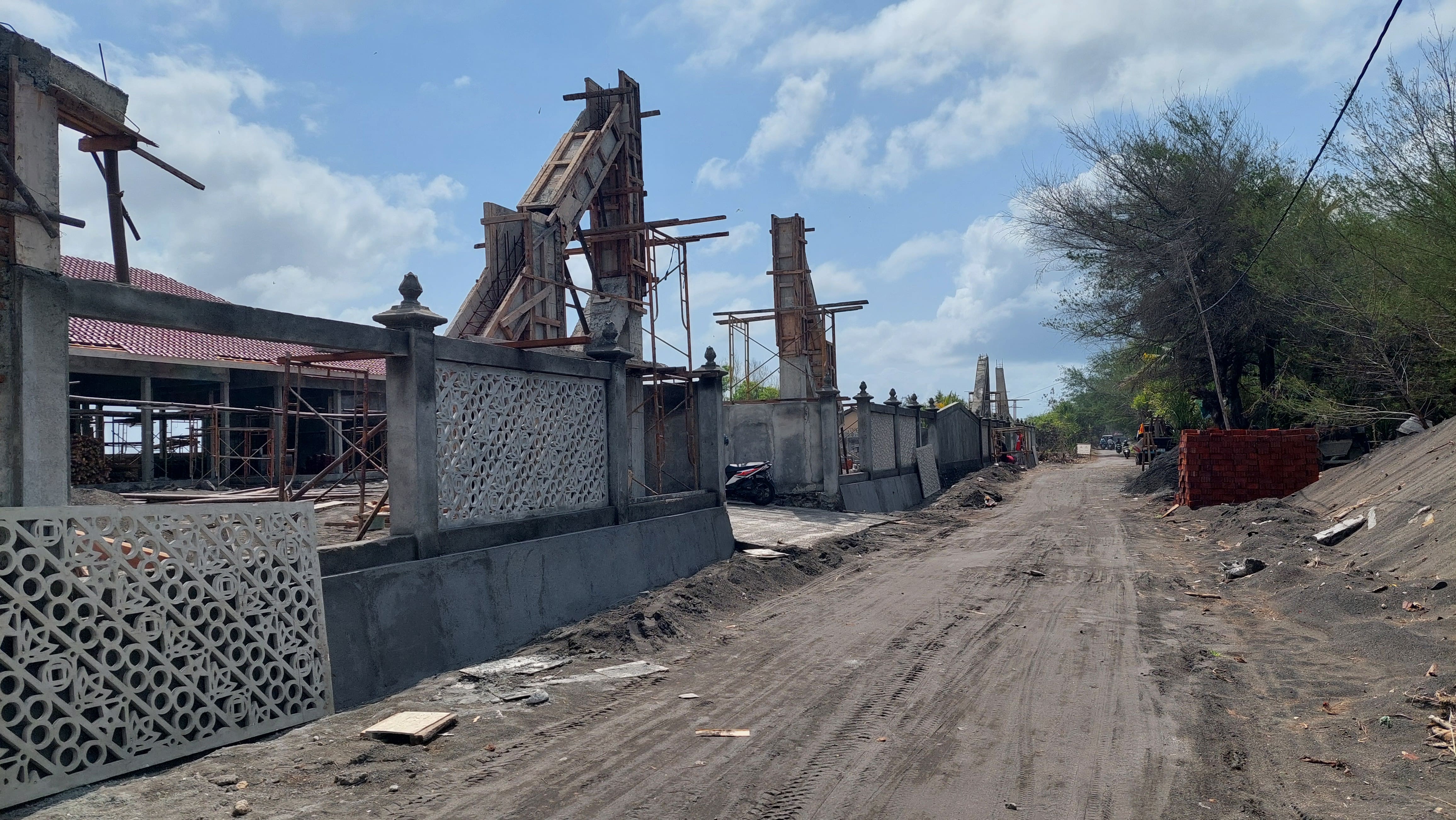 &nbsp;  PEMBANGUNAN: Pekerja proyek sedang melakukan pekerjaan di TPI Trisik.
