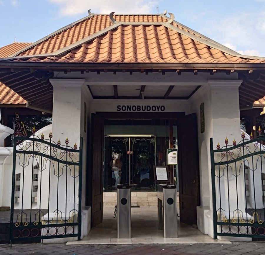 Gerbang masuk Museum Sonobudoyo Yogyakarta.