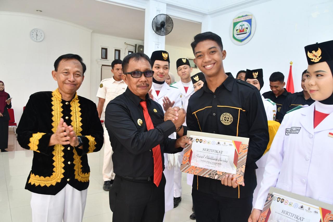 DUKUNGAN - Bupati Morowali Yusman Mahbub memberikan sertifikat penghargaan terhadap Duta Paskibraka Kabupaten Morowali setelah berkunjung ke Akademi Militer di Magelang dan kunjungan beberapa kota