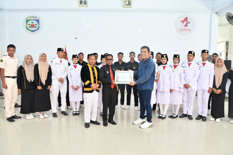 SELAMAT - Purna Paskibraka Indonesia Kabupaten Morowali memberikan penghargaan sebagai bapak Paskibraka Kabupaten Morowali kepada Bupati Morowali Yusman Mahbub