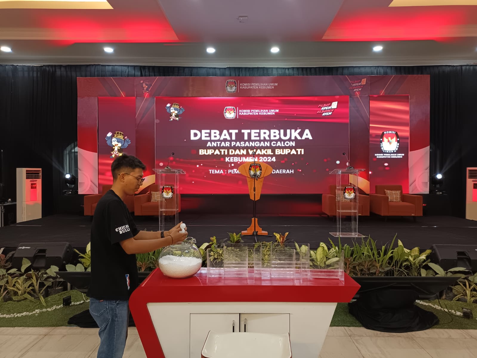 PERSIAPAN : Petugas KPU Kebumen sedang mempersiapkan arena debat paslon Cabup dan Cawabup Kebumen pada Pilkada 2024. Debat berlangsung di salah satu hotel di pusat kota Kebumen.