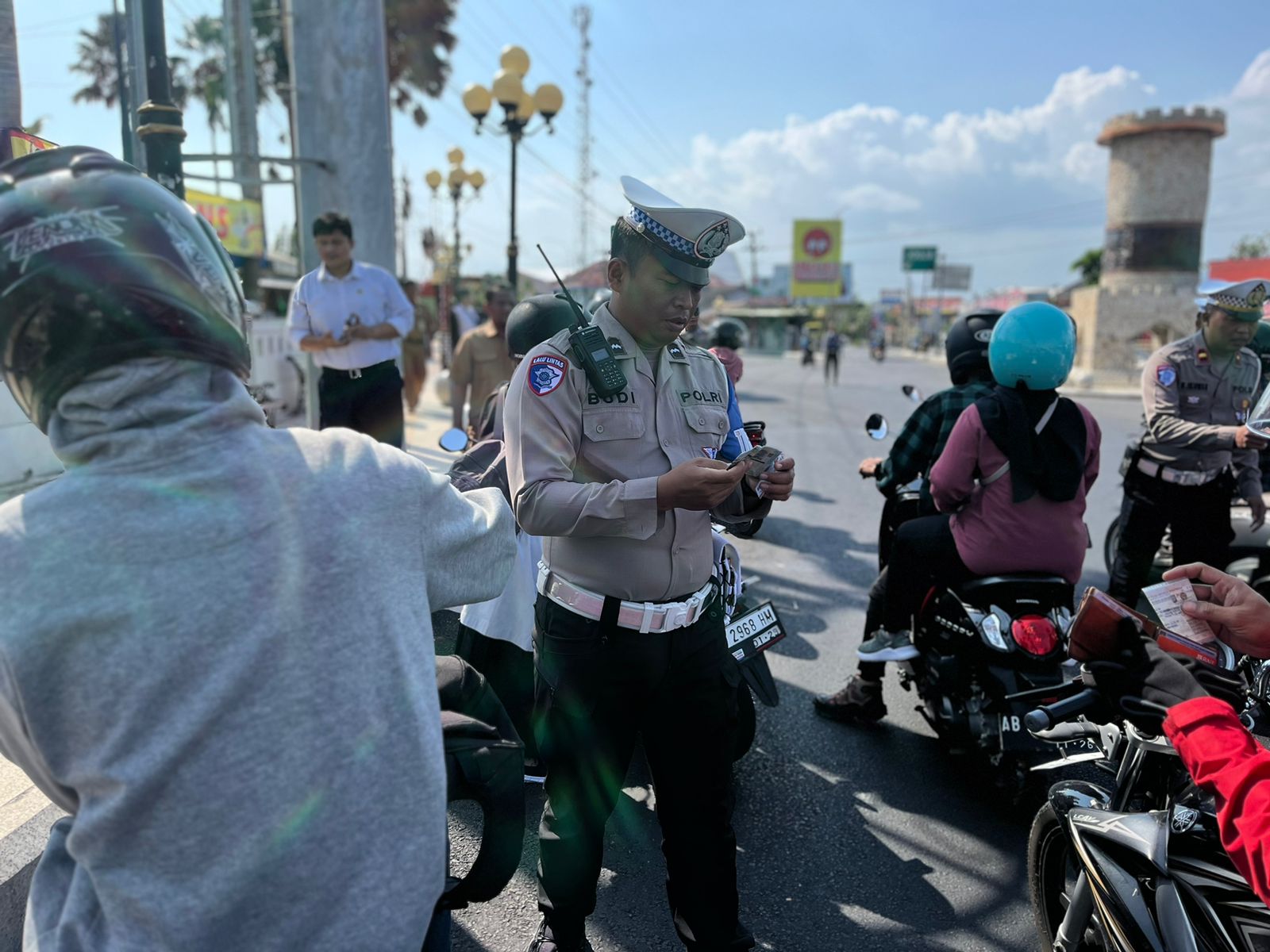 PENERTIBAN: Jajaran Satlantas Polres Gunungkidul melaksanakan Operasi Zebra Progo di Jalan Jogja - Wonosari, Gunungkidul, Jumat (25/10).