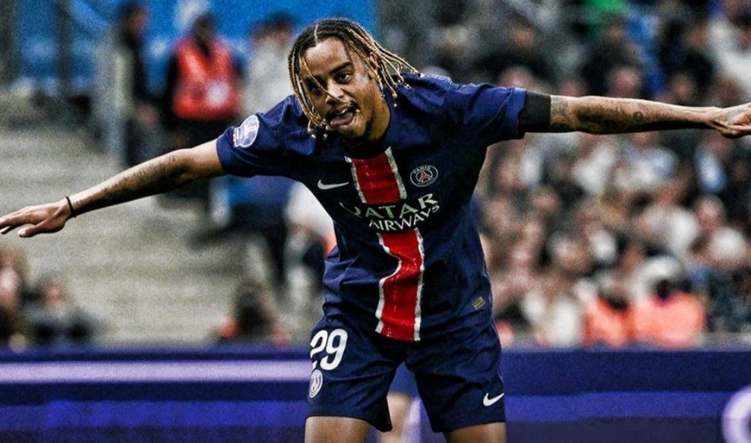 Selebrasi Bradley Barcola setelah mencetak gol ketiga bagi PSG ke gawang Marseille