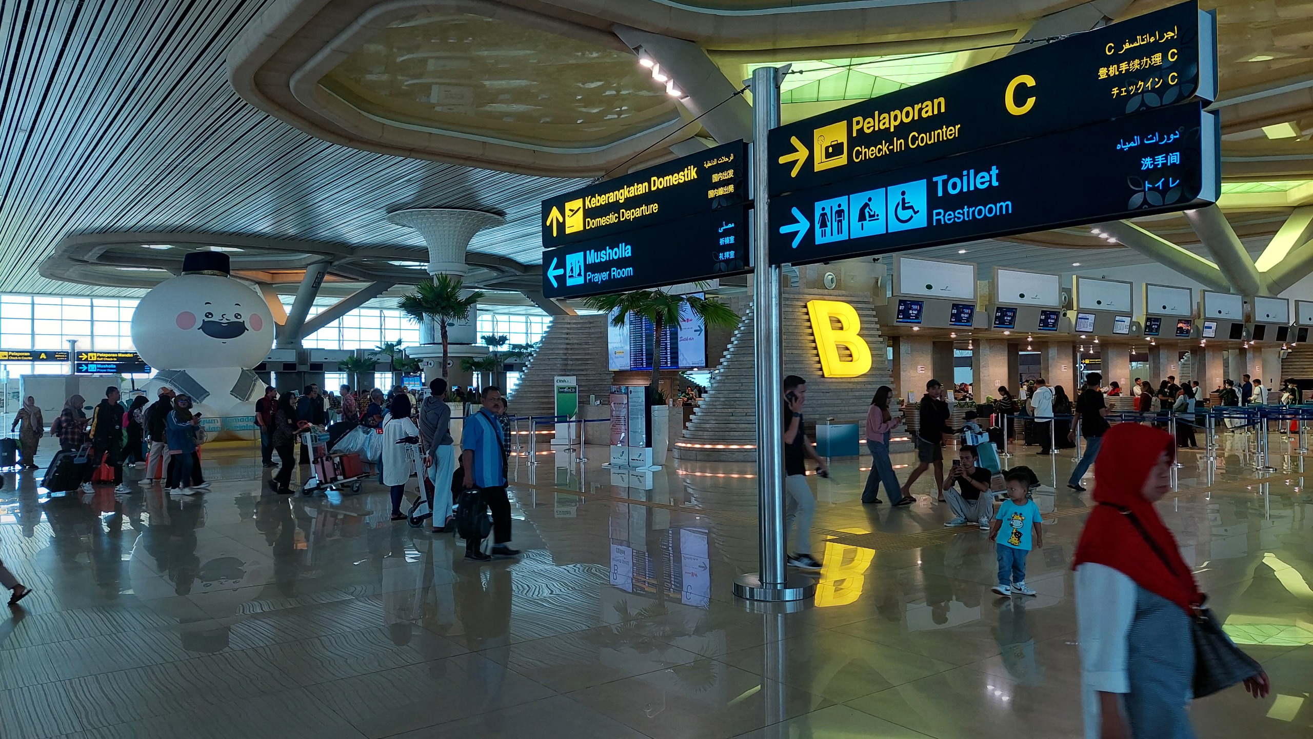 &nbsp;  SUASANA: Ruang tunggu Bandara YIA dipadati penumpang.