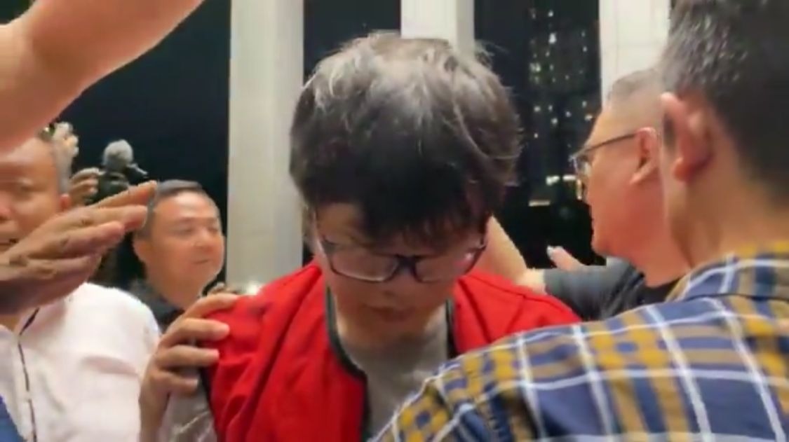 Ronald Tannur hanya tertunduk lesu saat ditangkap Kejaksaan Negeri Surabaya, Minggu (27/10/2024)