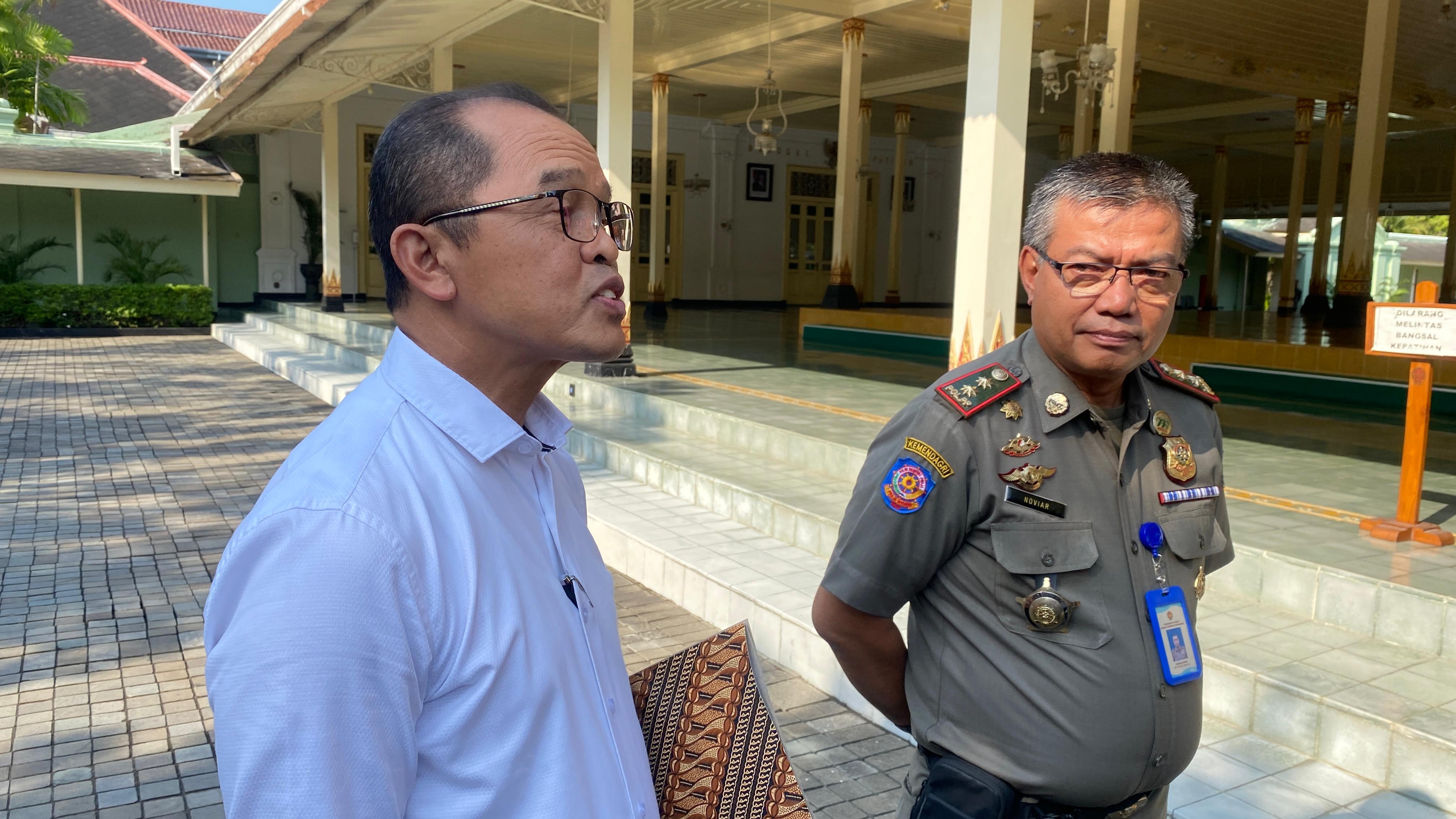 Sekorov DIY Beny Suharsono bersama Plt Kepala Satpol PP DIJ Noviar Rahmad.  (AGUNG DWI PRAKOSO / RADAR JOGJA)