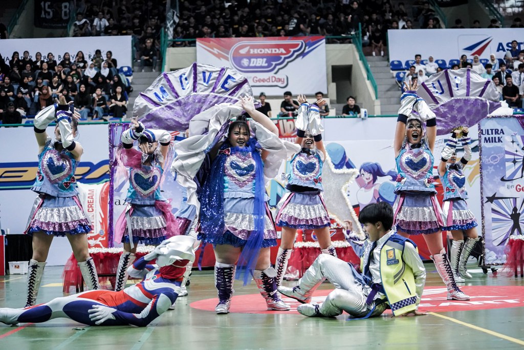 Tim dance Enneatroops dari SMA Budi Utama tampil mengesankan di GOR UNY, Senin (28/10).