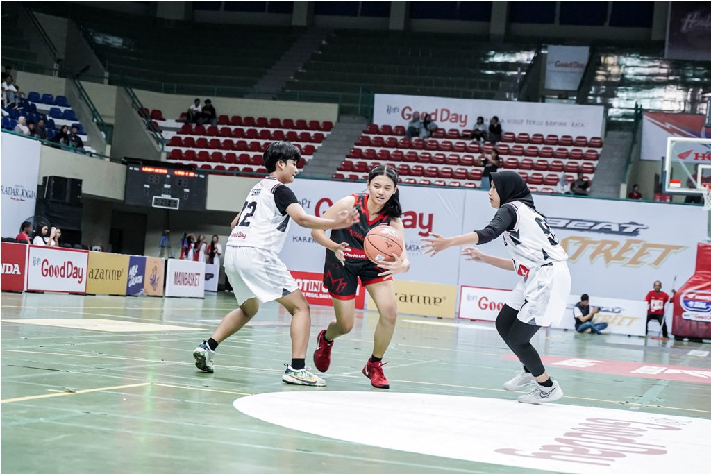 Tim bola basket putri SMAN 3 Jogja mengalahkan tim putri SMAN 2 Bantul dengan skor 37-3.