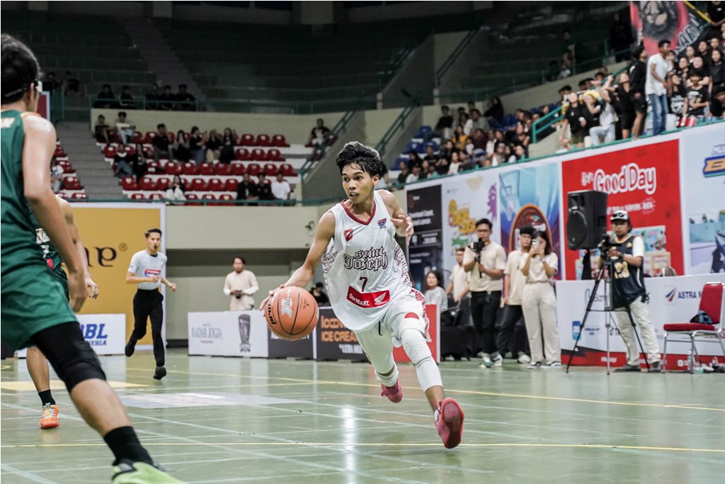 SMA Pangudi Luhur (PL) Bermain di hari ketiga, Senin (28/10) di GOR UNY, SMA PL berhasil menang tipis atas SMAN 5 Jogja (Mache) dengan skor akhir 22-17.