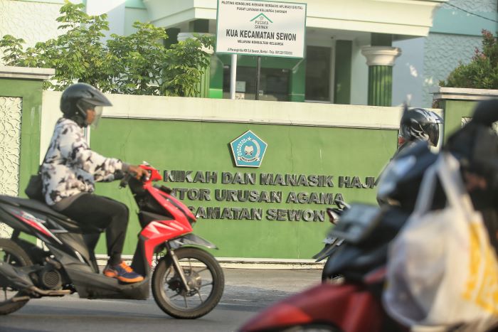 TREN MENURUN: Pengendara motor melintas di depan Kantor Urusan Agama (KUA) Kapanewon Sewon, Bantul Senin (28/10/2024). Sejak 2022, Kantor Kemenag Bantul mencatat terjadi penurunan pernikahan