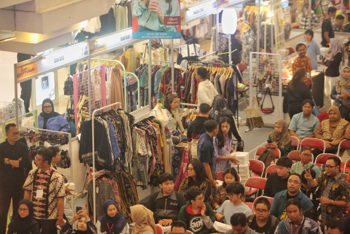 ANTUSIAS: Pengunjung saat memadati malam puncak Gebyar Sumpah Pemuda 2024 yang digelar Dindikpora Kota Jogja di Plaza Malioboro Senin (28/10).