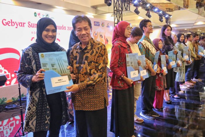 SIMBOLIS: Pj Wali Kota Jogja Sugeng Purwanto saat menyerahkan penghargaan kepada pemuda pelopor Kota Jogja dan berbagai pemenang kejuaraan esport yang diselenggarakan oleh Dindikpora Kota Jogja.