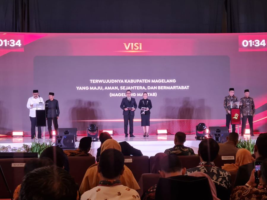 PAPARAN: Paslon bupati-wakil bupati Magelang mengikuti debat publik putaran pertama di Artos Hotel & Convention, Senin malam (28/10/2024).