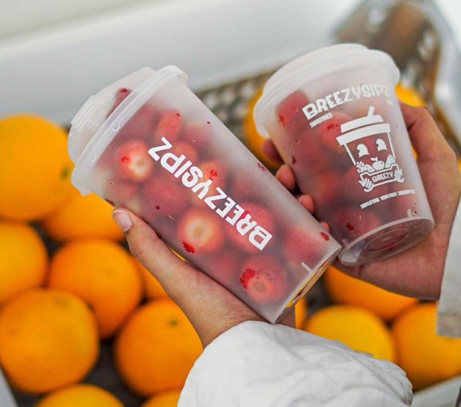 Olahan buah segar di Breezysipz Smoothies & Juice.