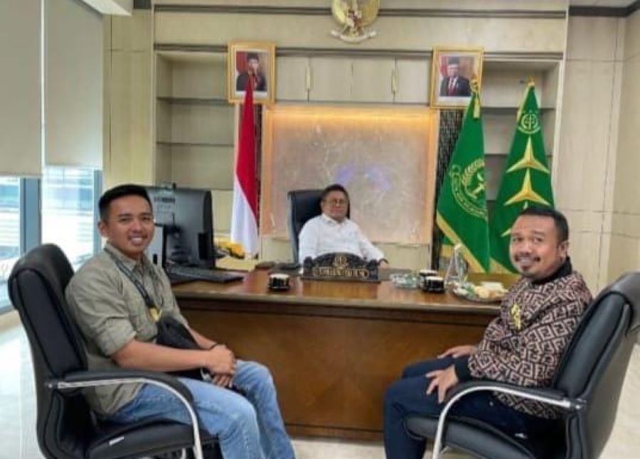 Sekretaris DPRD Kabupaten Lingga Safarudin bersama dengan Kabag Prokopim saat pamer foto denga pejabat tinggi Kejagung.