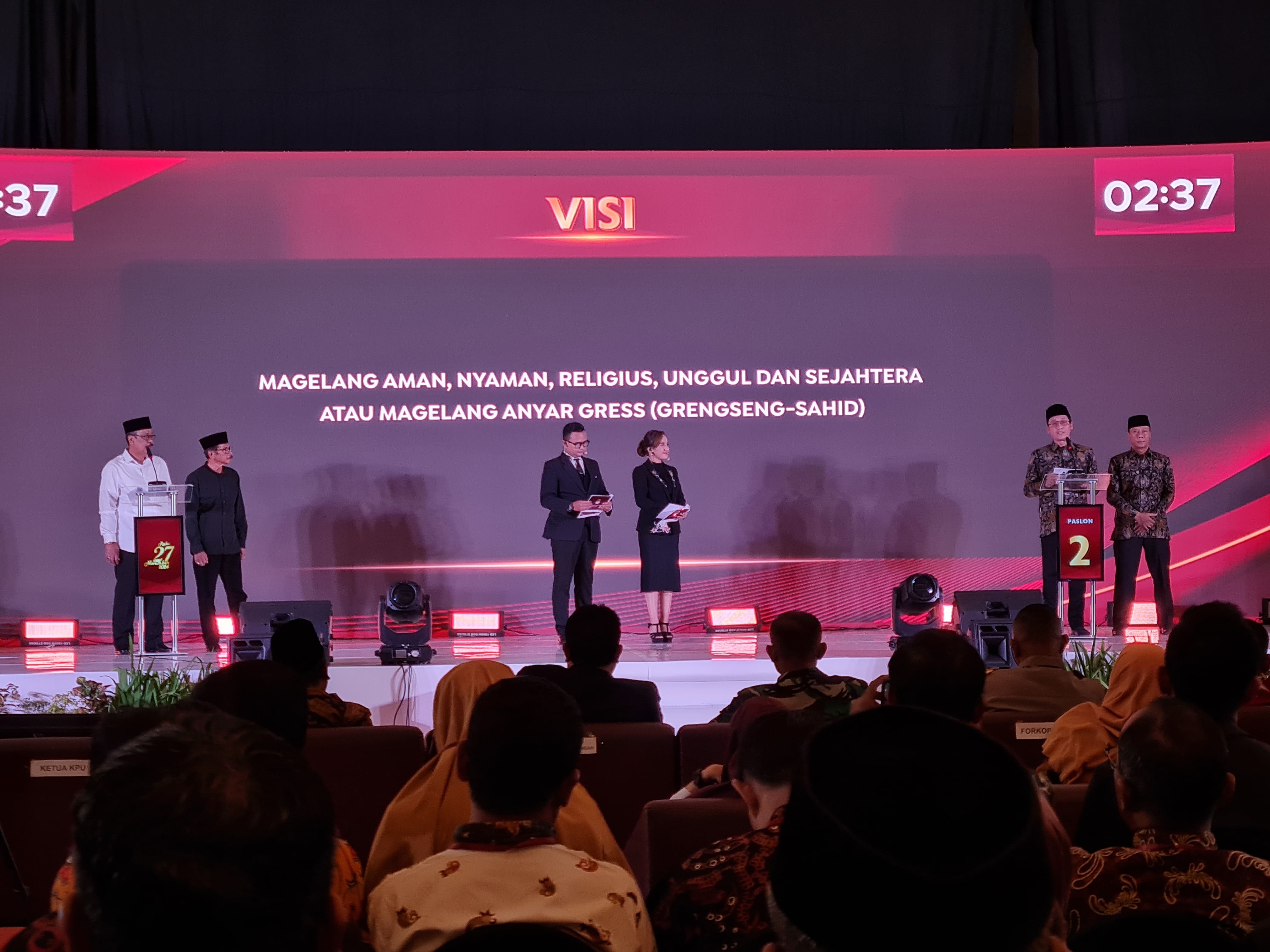 &nbsp;  PAPARAN: Paslon bupati-wakil bupati Magelang mengikuti debat publik putaran pertama di Artos Hotel & Convention, Senin malam (28/10).
